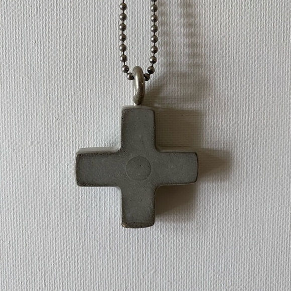 New Art Handmade concrete and stainless steel cross necklace. Minimalist unisex. - Picture 5 of 5